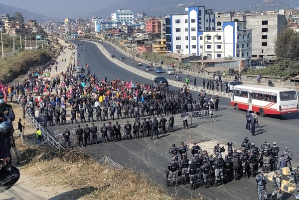 प्रसाईंको भेलामा युवा संघका कार्यकर्ता पुगेपछि बल्खुमा ढुंगामुढा प्रहार